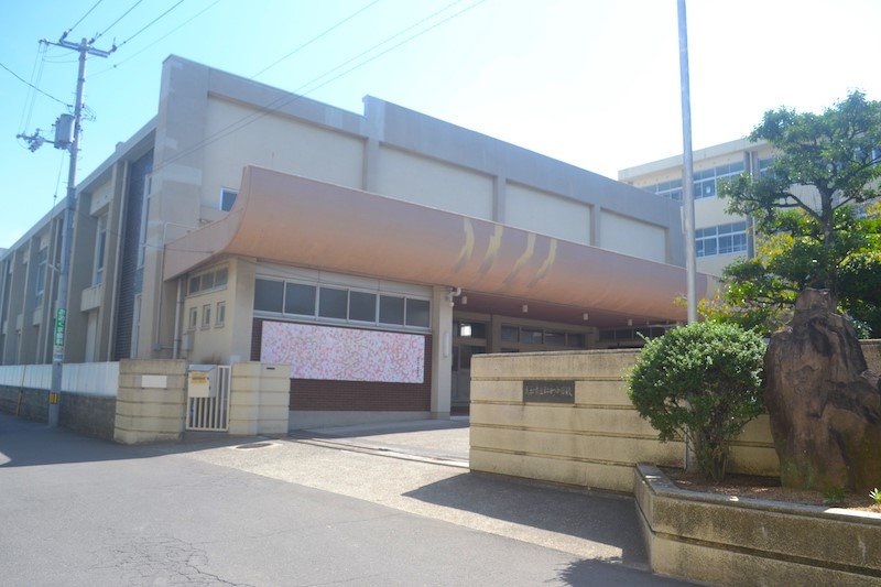 高松第一高校と隣接している「高松市立桜町中学校」